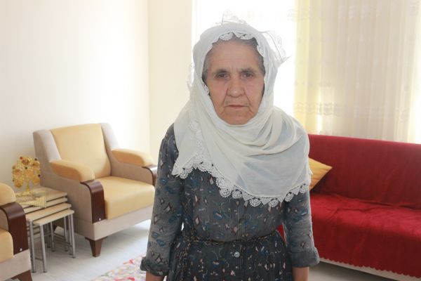 Evi yanan yaşlı kadının yüzü güldü