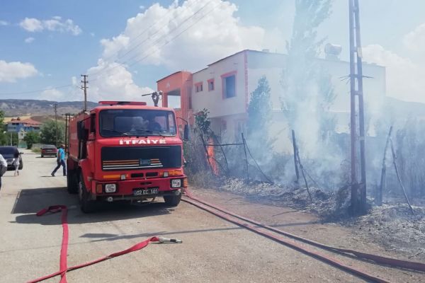 Evlerin arasında çıkan yangın korkuttu