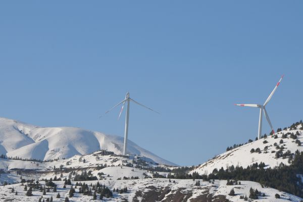 FIRTINA, RÜZGAR TRİBÜNÜNÜ UÇURDU