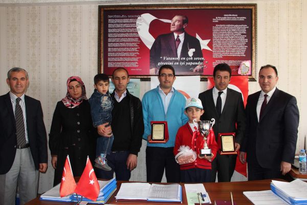 Fotoğraf Yarışması Birincisine Fotoğraf Makinesi Hediye Edildi