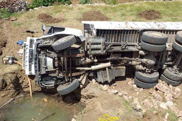 Freni boşalan kamyon şarampole yuvarlandı