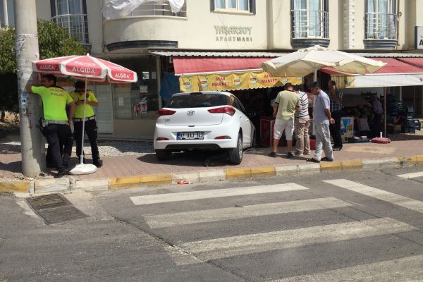 Freni boşalan otomobil markete girdi