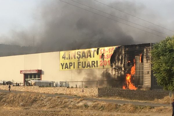 Fuar merkezinde korkutan yangın