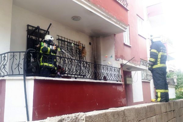 Gaz kaçıran tüpü çakmakla kontrol edince evi yakıyordu