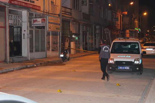 Gecenin sessizliğini silah sesleri bozdu