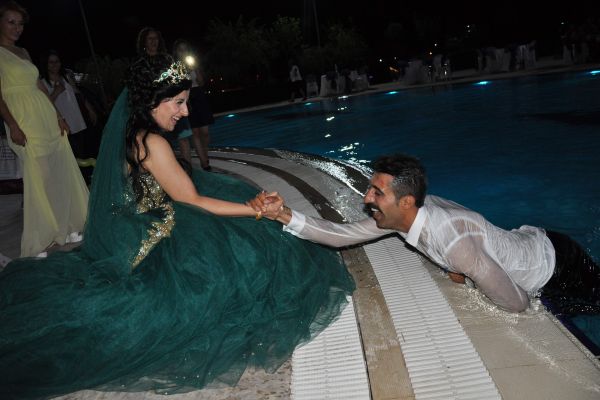 Gelin Damadı Havuza Attı