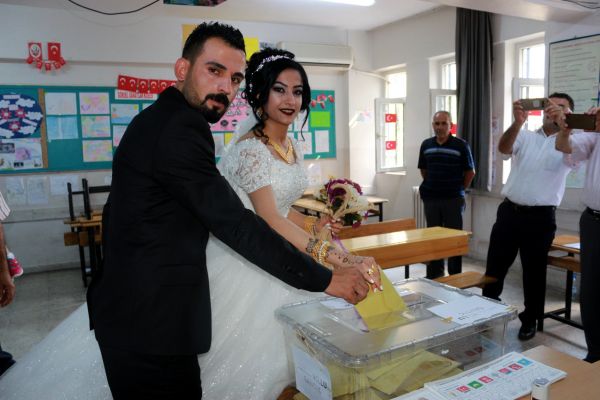 Gelin damat zılgıtlarla sandık başına gitti