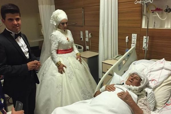 Gelin ve damatlıkla önce hastaneye, sonra düğün salonuna gittiler