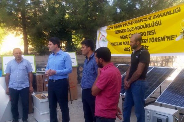 Genç çiftçilere arı kovanı ve arıcılık malzemesi dağıtıldı