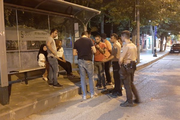 Genç kadının çantasını zorla alıp kaçtılar