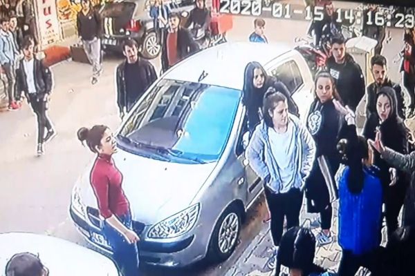 Genç kızı sokak ortasında öldüresiye dövdüler