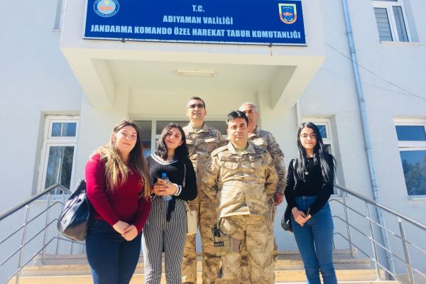 Genç kızlardan Mehmetçik için örnek davranış