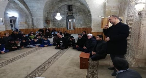 Gençler camide buluşuyor