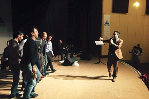 GENÇLER KONSERDE COŞTU