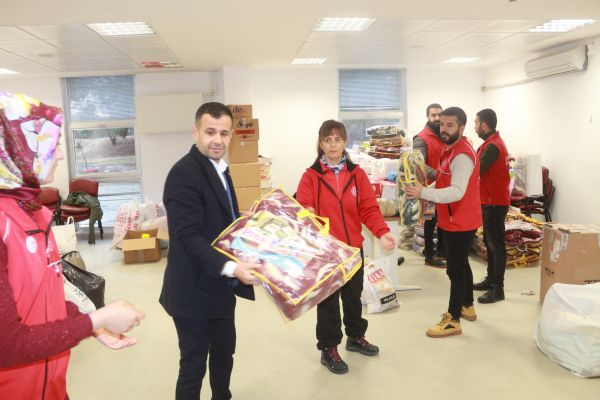 Gençler yardım etmek için sıraya girdi