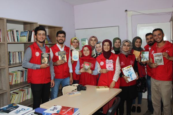 Gençlerin iyilik ağacı kitap açtı