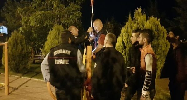 Gençlerin yardımına itfaiye yetişti