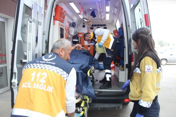 Geri geri giden minibüsün çarpması sonucu yaralandı