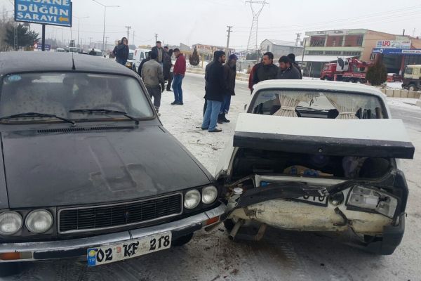 Gölbaşı İlçesinde 6 Araç Zincirleme Kaza Yaptı