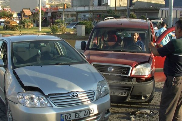 Gölbaşı ilçesinde iki otomobil çarpıştı