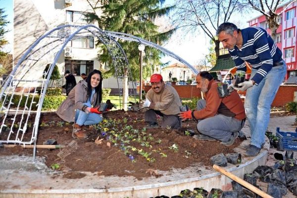 Gölbaşı İlçesinde Kışlık Çiçek Dikimi Başladı
