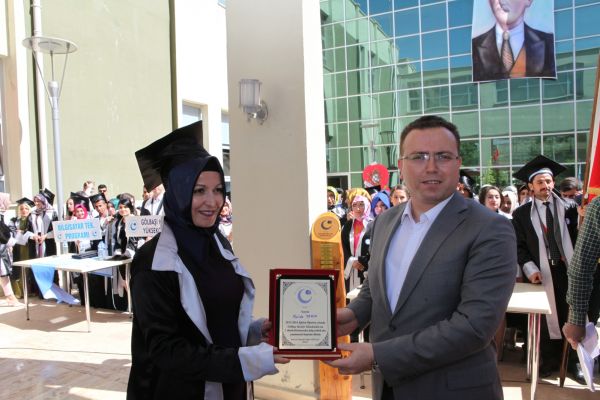 Gölbaşı MYO Mezunları Kep Fırlattı