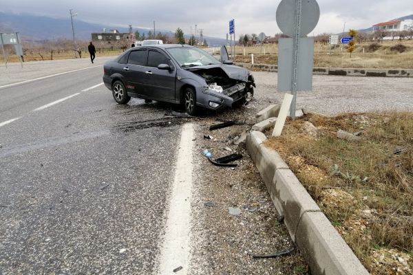 Gölbaşı’nda 2 otomobil çarpıştı