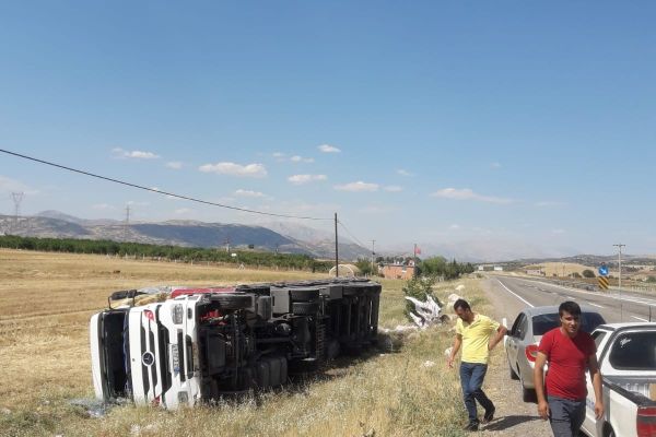 Gölbaşı’nda saman yüklü tır devrildi