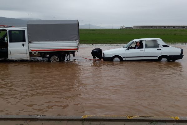 Göle dönen caddelerde araçlar mahsur kaldı