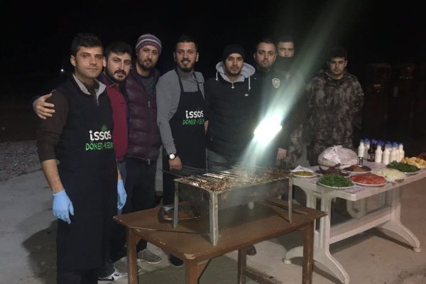 Görev başındaki polislere mangallı moral
