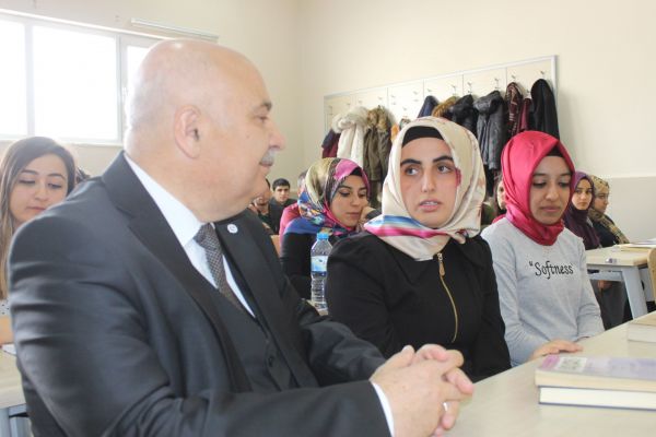 Görme engeli üniversite öğrencisinin okuma azmi