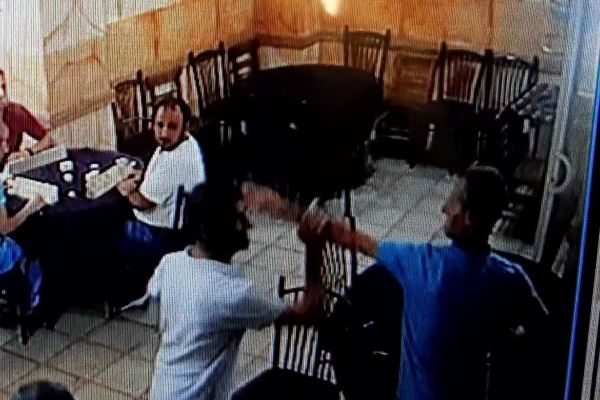 Gözünü bile kırpmadan kardeşini defalarca bıçakladı