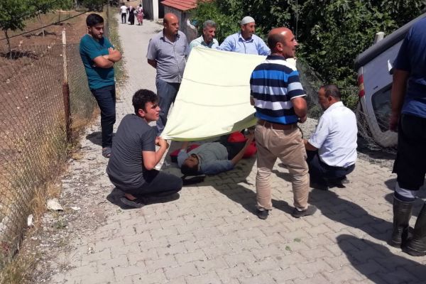 Güneş altında bekleyen yaralıların üzerinde örtü açıp gölge yaptılar