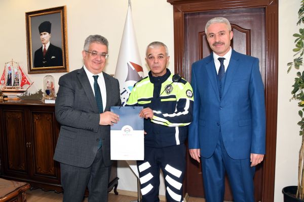 Haberini yaptığımız vatandaş ile polis memuru ödüllendirildi