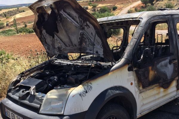 Hafif ticari araç alev aldı
