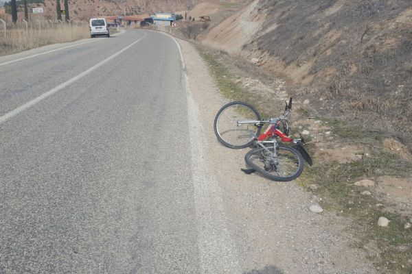 Hafif ticari araç bisiklete çarptı: 1 yaralı