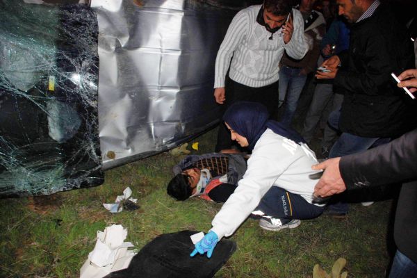 HAFİF TİCARİ ARAÇ DEFALARCA TAKLA ATTI: 1'İ AĞIR 5 YARALI
