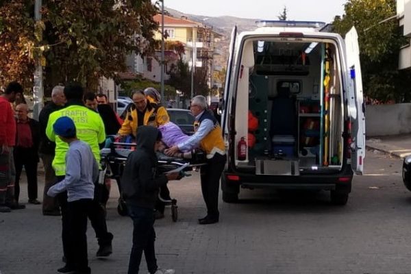 Hafif ticari araç ile bisiklet çarpıştı: 2 yaralı