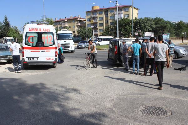 Hafif ticari araç ile minibüs çarpıştı: 3 yaralı