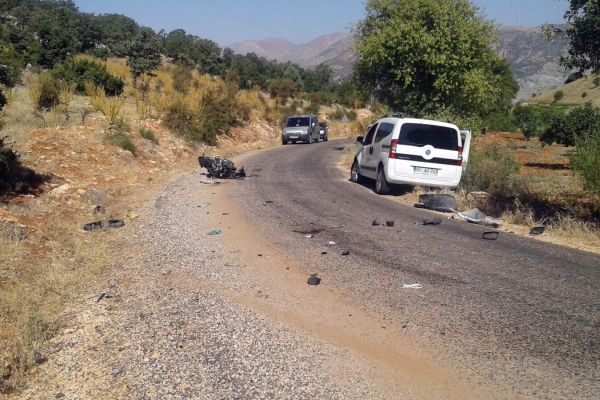 Hafif ticari araç ile motosiklet çarpıştı: 1 ölü