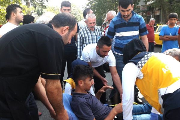 Hafif ticari araç ile motosiklet çarpıştı