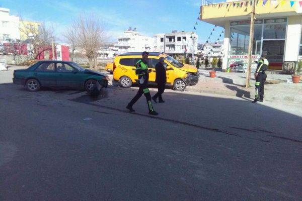 Hafif ticari araç ile otomobil çarpıştı: 2 yaralı