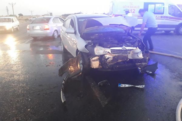 Hafif ticari araç ile otomobil çarpıştı: 4 Yaralı