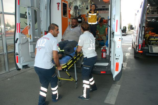 Hafif ticari araç ile otomobil çarpıştı: 4 yaralı