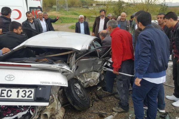 Hafif ticari araç ile otomobil çarpıştı: 4 Yaralı