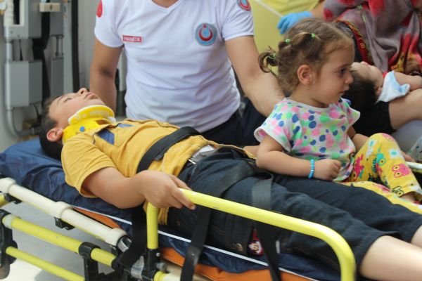 Hafif ticari araç ile otomobil çarpıştı: 4 yaralı