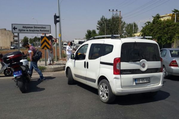 Hafif ticari araç ile otomobil çarpıştı