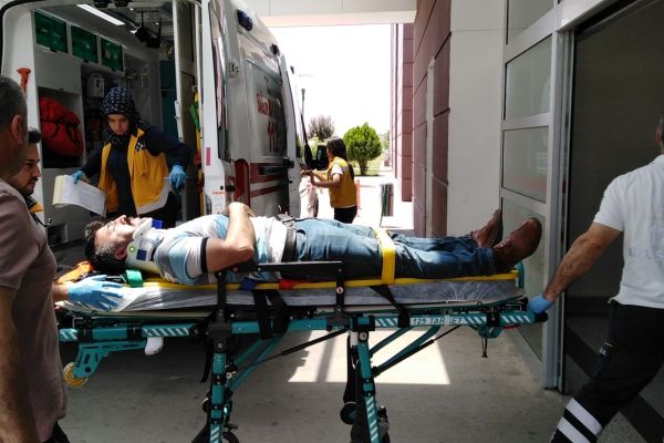 Hafif ticari araç kayaya çarptı: 1 yaralı