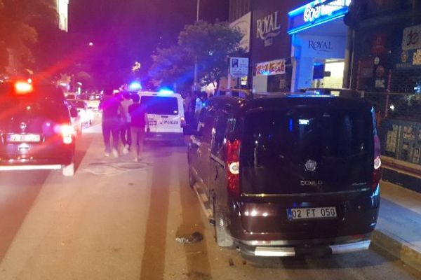 Hafif ticari araç park halindeki hafif ticari araca çarptı: 2 yaralı