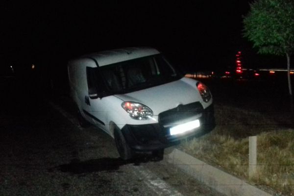 Hafif ticari araç refüje çıktı: 1 yaralı